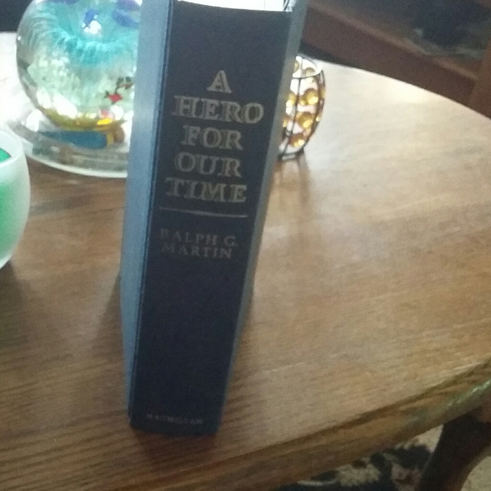 Hardcover book A hero for our time Ralph G Martin